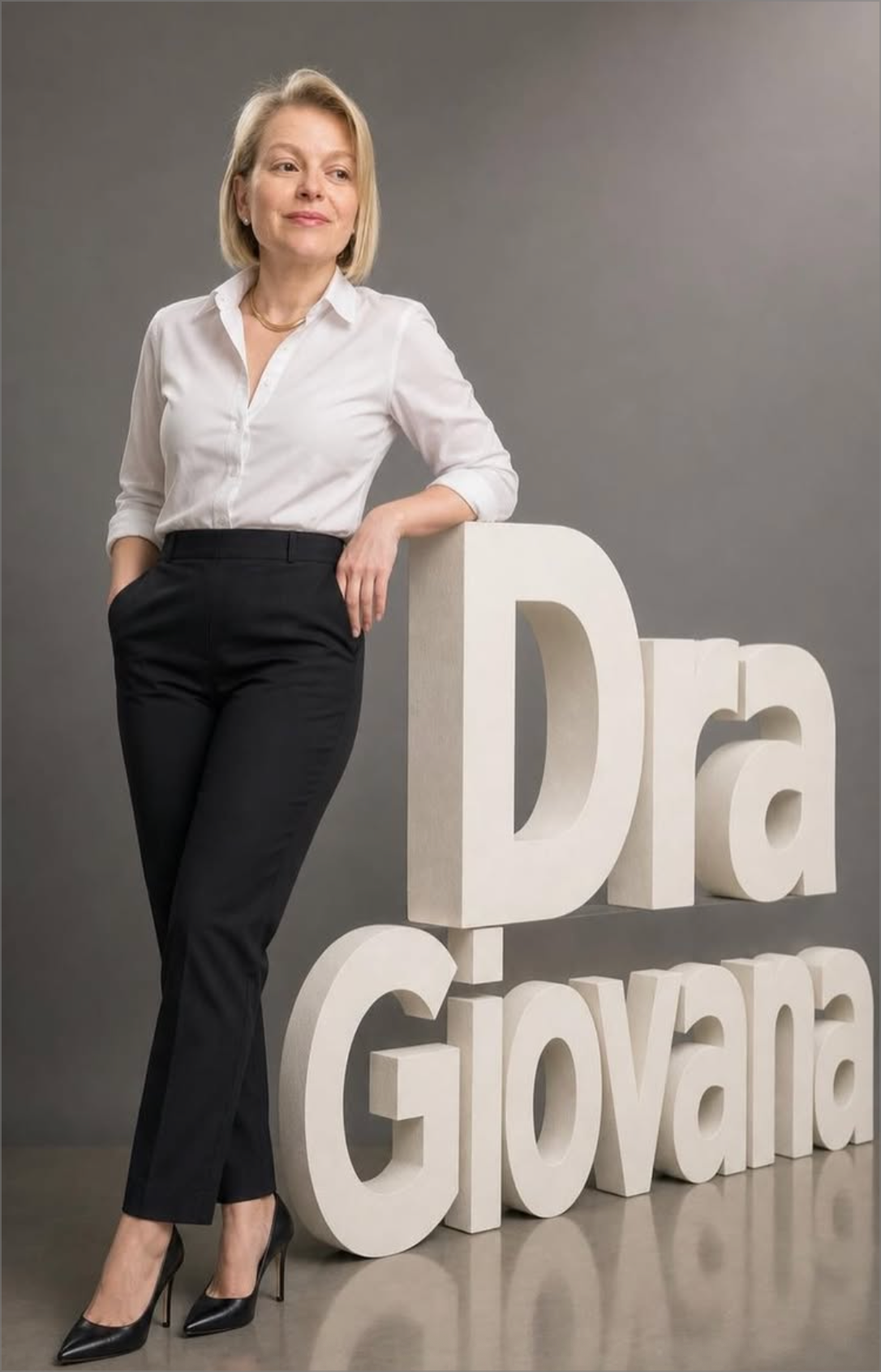Advogada responsável pelo escritório Carnavalli Advogados, em retrato de corpo inteiro
